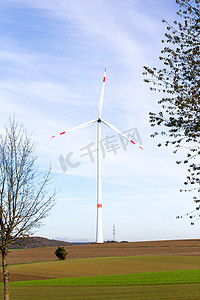 可持续资源摄影照片_有蓝天的风轮机在背景中