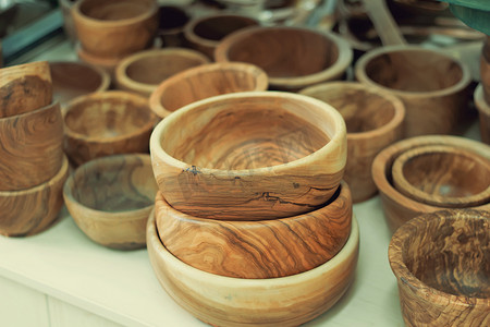由天然木材制成的原创餐具。
