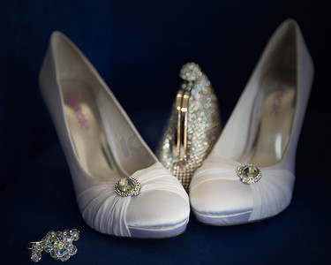 一双新娘鞋、手拿包和珠宝配饰