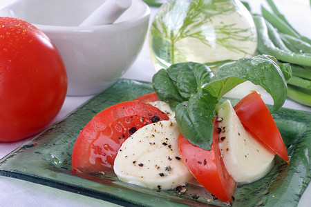 青西红柿摄影照片_西红柿配马苏里拉奶酪。