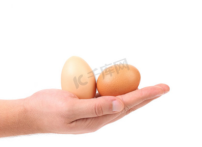 手拿着两个鸡蛋