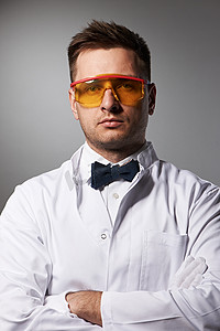 戴黄色眼镜的科学家