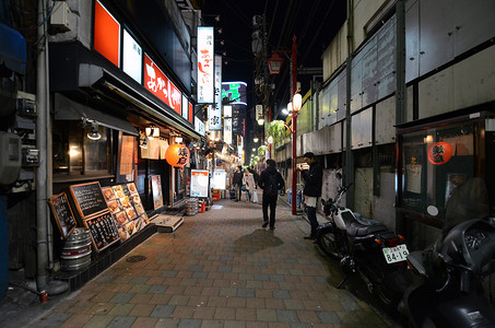 日本东京 — 11 月 23 日： 狭窄的步行街，称为 Yakatori 胡同 (Omoide Yokocho)