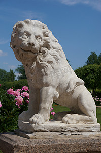 公园里的白色大理石狮子雕像