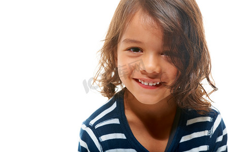 一个男孩的孩子、肖像和微笑，在工作室里有孤立的白色背景，有模型。