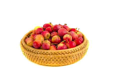 木制盘子里的新鲜海棠苹果，与白色隔离