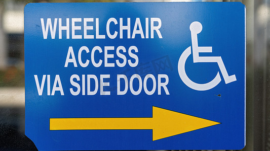 城市商店橱窗上的轮椅通道标志