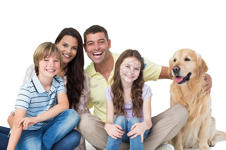家庭与白色背景下的金毛猎犬