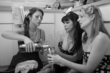 分手黑白摄影照片_抑郁的女人喝酒