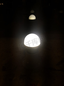led照明灯摄影照片_LED照明灯反射