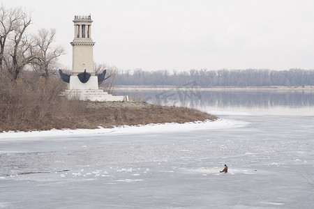 在半岛 Sarpinsk 冬季捕鱼冰 g 伏尔加格勒上的灯塔