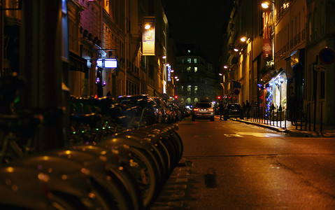 夜晚的巴黎街头