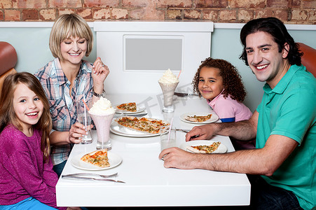一家人吃饭摄影照片_一家人一起在餐厅吃饭