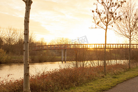 比利时佛兰德斯桥人行桥河的日落