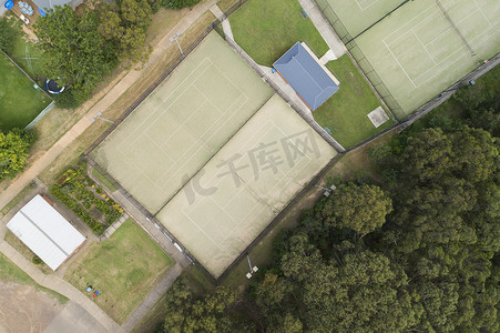 无人机线条摄影照片_一个地区小镇网球场的鸟瞰图