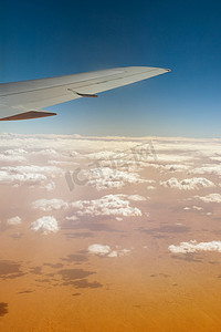撒哈拉沙漠上空的飞机