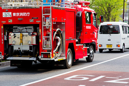 红色的消防车摄影照片_日本东京原宿街的消防车