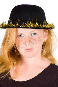 流光字幕摄影照片_女孩戴着金色流光的黑色帽子