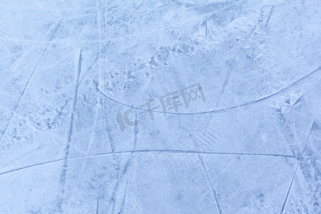 户外活动结束后，空荡荡的溜冰场上有滑冰痕迹。