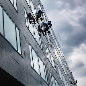 登山者洗一栋现代高层建筑的窗户