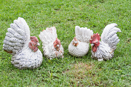 雕塑公鸡站在花园里