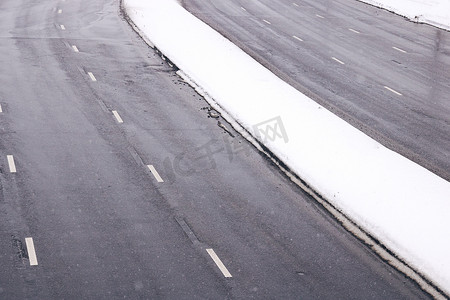 冬天雪地里的宽路