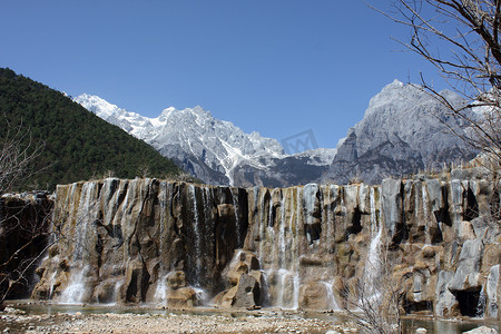 雪山下的风景