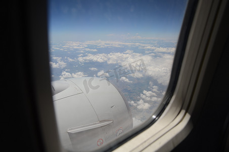 有天空和云彩看法的飞机窗口。