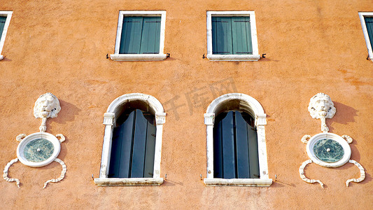 城市橙摄影照片_橙棕色墙体建筑上的窗户