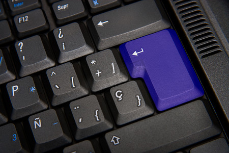 黑蓝色按钮摄影照片_有蓝色钥匙的黑键盘