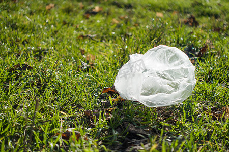 塑料袋躺在绿草地上。