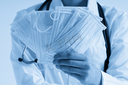 医生或护士建议使用防护面罩来防止病毒感染、冠状病毒概念