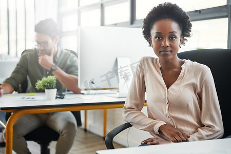 有创意的黑人女性和办公室肖像坐在办公桌前，与网页设计机构的商务人士坐在一起或专注。