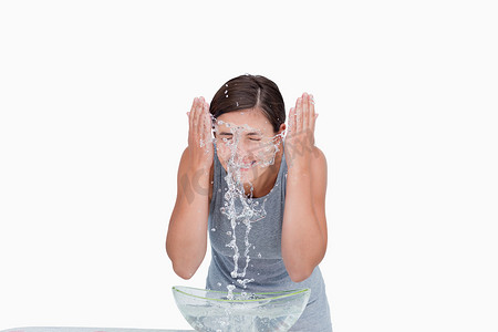年轻女人用水泼洗脸