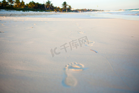 沿海地区摄影照片_白色沙滩上的人类脚印