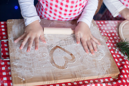 用面粉画在木板上和孩子手上的心
