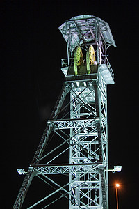 利纳雷斯摄影照片_西班牙安达卢西亚哈恩省利纳雷斯夜间的一座矿井塔