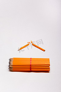 黄色铅笔和一支断了的铅笔