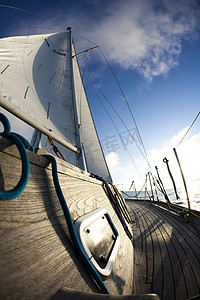 帆船主题摄影照片_帆船细节，夏季饱和色彩主题