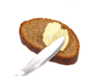 在黑面包上涂黄油的刀。