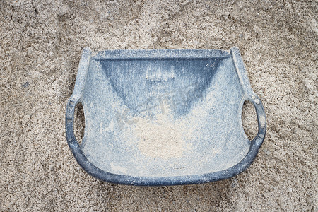 有沙子的桶