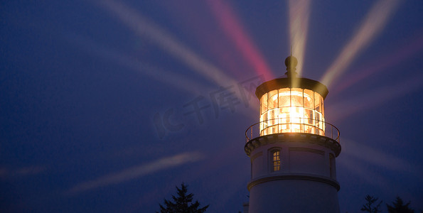 灯塔光束摄影照片_灯塔光束照明进入暴雨海上航海
