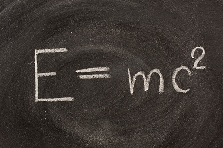 黑板上的阿尔伯特·爱因斯坦 E=mc2 物理公式