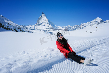 玩雪摄影照片_在 Z 的马特宏峰山玩雪的年轻女游客