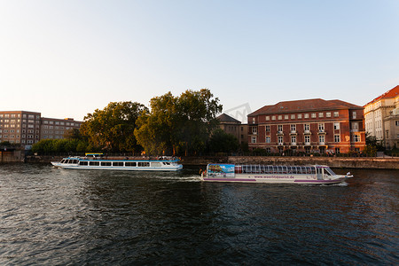 德国柏林摄影照片_德国柏林施普雷河的游船