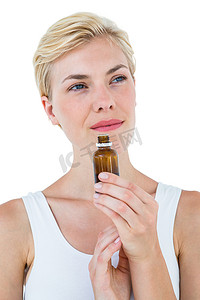 天然药摄影照片_漂亮的金发女人闻着一瓶药