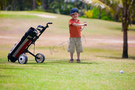 高尔夫摄影照片_年轻的高尔夫球手
