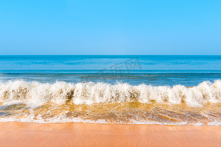 美丽的蓝色大海和海浪