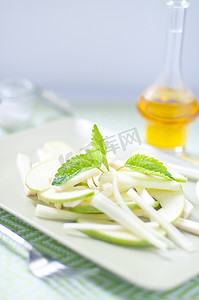 芹摄影照片_新鲜沙拉和绿色块根芹、芹菜和青苹果