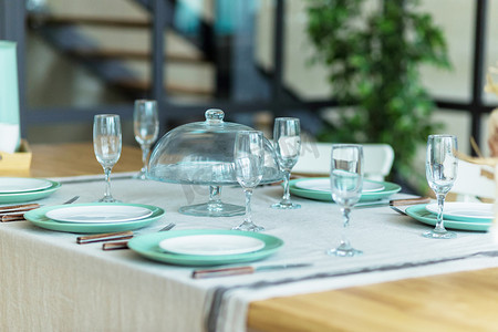 举办宴会摄影照片_优雅的餐桌布置晚餐，适合在家举办活动派对或家庭庆祝活动